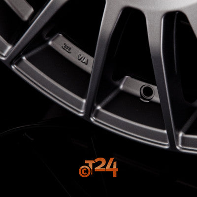OZ Velgen - SUPERTURISMO LM Matt Graphite + Silver Lettering - 17 inch